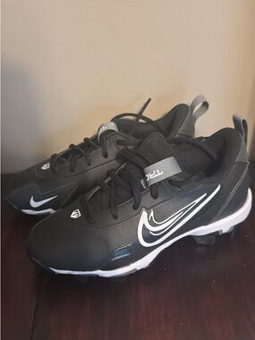 Nike Youth Force Trout 9 Black & White Baseball Cleats with Swoosh size 2.5Y